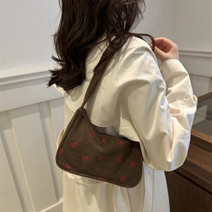Borsa a spalla in velluto a coste marrone con ricamo a fragola rossa stile vintage