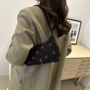 Borsa a spalla in velluto a coste nero con motivi di fragole rosse per donna alla moda