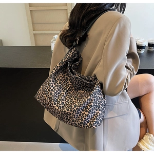 Modieuze suède-look tas met luipaardprint en zwart lederen schouderriem detail