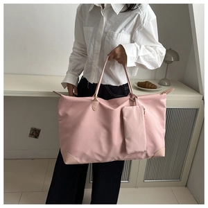 Große rosa Nylon-Tragetasche im Detail mit verstärkten Lederecken und Zusatzbeutel