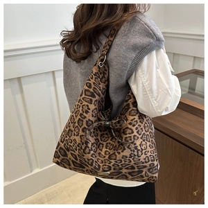 Bolso de hombro con estampado de leopardo y lazo mostrado para referencia de tamaño