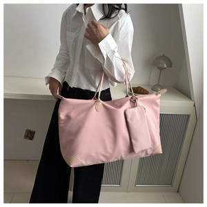 Detailansicht der rosa Nylon-Einkaufstasche mit Ledergriffen und kleinem Täschchen