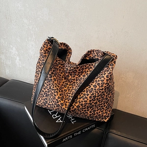 Grote shopper met luipaardprint van suède-look materiaal met leren schouderband