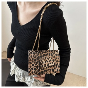 Detail der Leoparden-Flap-Bag mit goldener Kette am Model zur Größendarstellung