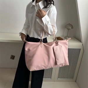 Rosa Nylon-Tragetasche mit großer Kapazität und passender Tasche im Pendler-Stil