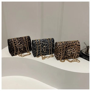 Detailansicht der Leopard-Umhängetaschen mit Goldketten in drei modischen Farbtönen