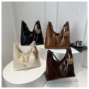Colección de bolsos tote grandes de cuero en cuatro colores con colgantes de oso