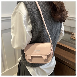 Roze minimalistische crossbody tas met dierenoren-ontwerp gedragen in een gezellige setting