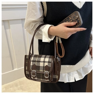 Dettaglio della borsa a tracolla in tweed a quadri stile inglese con finiture in ecopelle