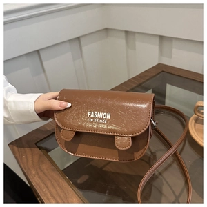 Bruine getextureerde crossbodytas met Fashion Instinct tekst en verstelbare riem