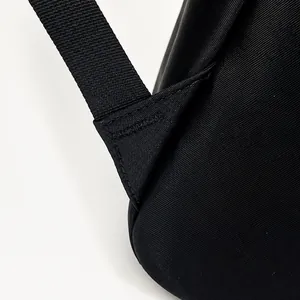 Primer plano de costuras reforzadas y textura de nailon en una mochila informal