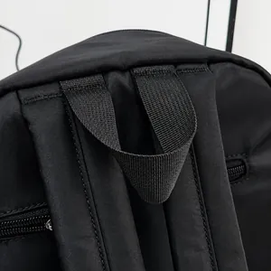 Primer plano del asa de nailon reforzada y las costuras en la mochila negra