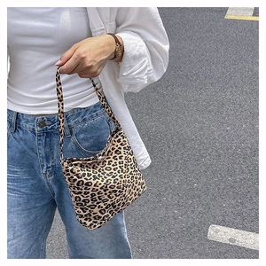 Nahaufnahme der Schultertasche mit Leopardenmuster im lässigen Streetstyle-Look