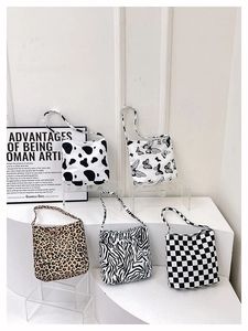 Auswahl an Tragetaschen mit Kuh-, Schmetterlings-, Leoparden-, Zebra- und Karomustern