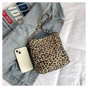 Detailaufnahme der Leoparden-Stofftasche mit Smartphone als Größenvergleich auf Jeanshintergrund