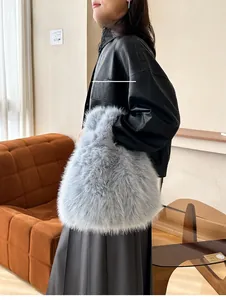 Vue détaillée d'un sac à main gris clair en peluche douce pour les styles automne-hiver