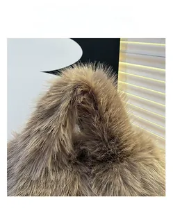 Gros plan sur la texture en fausse fourrure marron et la poignée épaisse du sac peluche