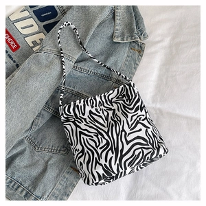 Detail einer schicken Zebra-Muster Tasche auf Denim-Hintergrund für die Freizeit