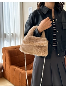 Détail du sac bandoulière en peluche avec fausse fourrure crème et chaîne de perles