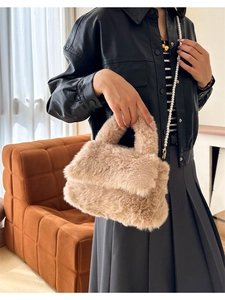 Détail du sac à bandoulière en peluche beige avec chaîne en perles et fermoir en métal