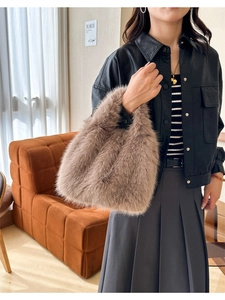Détail d'un sac à main en peluche marron chaud avec texture épaisse en fausse fourrure