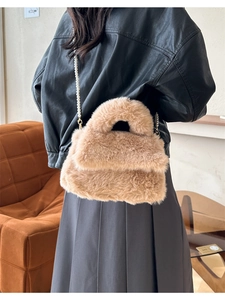 Détail du sac bandoulière en peluche avec bandoulière perle et texture fausse fourrure