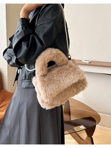 Détail du sac bandoulière en peluche avec texture douce et élégante bandoulière en perles