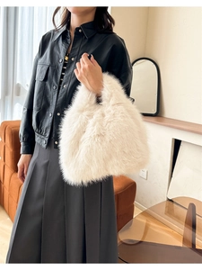 Détail d'un sac à main chic en fausse fourrure blanche avec texture peluche élégante
