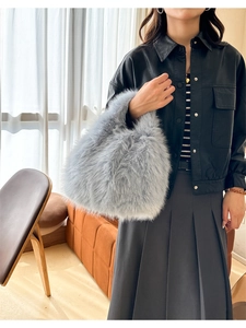 Gros plan du sac à main en fausse fourrure gris clair avec une texture douce en peluche