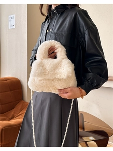 Détail du mini sac peluche crème avec bandoulière élégante en perles et texture fausse fourrure
