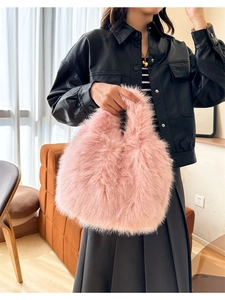 Gros plan sur le sac fourre-tout en fausse fourrure rose montrant sa texture douce