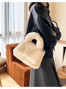 Sac à main chic en fausse fourrure crème avec bandoulière en perles et texture douce