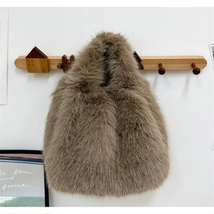 Détail du sac à main marron en fausse fourrure pelucheuse suspendu à un crochet