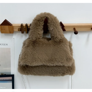 Détail du sac à bandoulière en peluche marron avec une élégante chaîne en perles blanches