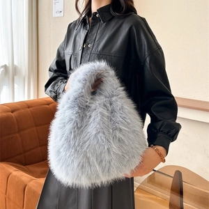 Sac à main en fausse fourrure bleu clair pour femme avec texture douce et poignée chic