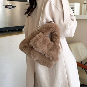 Sac à main en fausse fourrure marron avec chaîne en perles, sac bandoulière hivernal