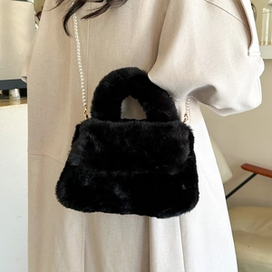 Sac à main chic en fausse fourrure noire avec bandoulière perles et détails dorés