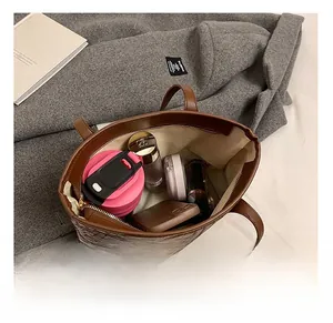 Vue de l'intérieur spacieux d'un sac cabas tressé avec fermeture éclair métallique