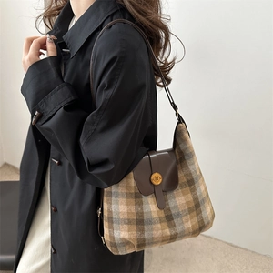 Vintage plaid hobo shoulder bag for women with large capacity and golden hardware lock