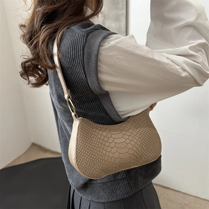 Borsa hobo beige minimalista con trama a coccodrillo goffrata e anello in metallo oro