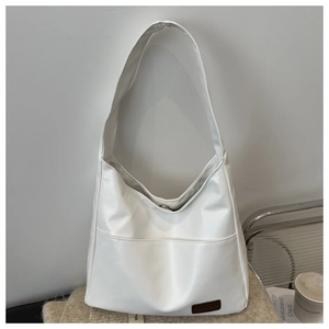 Dettaglio della borsa tote in nylon bianco con chiusura magnetica e inserto in pelle