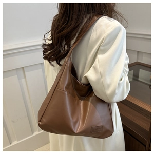 Dettaglio della trama in pelle marrone e del logo Fashion & Bags impresso sulla borsa