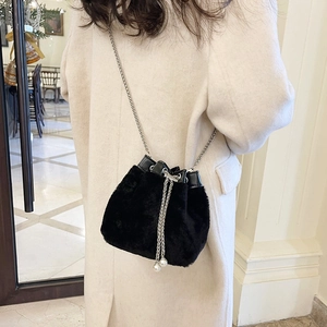 Sac seau chic en peluche noire avec chaîne argentée et détails en perles élégants