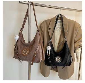 Détails de sacs fourre-tout en velours côtelé avec logo M et pompons doux