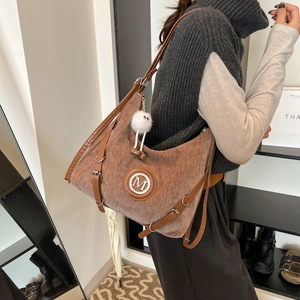 Grand sac à bandoulière en velours côtelé marron avec logo M et pompon blanc