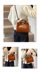 Détail du sac cabas marron à motif crocodile avec son fermoir rotatif en métal doré