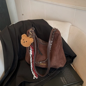 Borsa sottobraccio in pelle scamosciata marrone con catena e ciondolo a orsetto