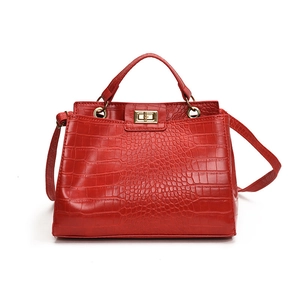 Sac à main rouge gaufré crocodile avec fermoir doré et bandoulière amovible