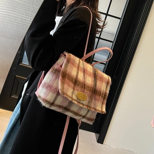 Sac à dos rose à carreaux en fausse fourrure pour femmes avec texture douce et bretelles