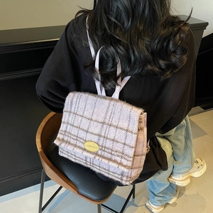 Sac à dos d'hiver à carreaux violets en laine avec logo doré et texture douce